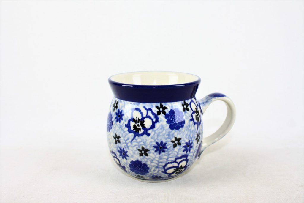 Bunzlau Bolle Mok 1650X 240 ml - 005 (Bunzlau). Bunzlau Bolle Mok 1650X 240 ml 005 Boerenmok / Farmersmug met een bol buikje Aaan de andere kant van de mok zit de vlinder.