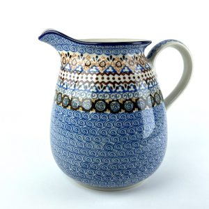 082 Bunzlau Bolle Kan 1359X - 082 (Bunzlau). 082 Bunzlau Bolle Kan 1359X Groot formaat bolle kan Water/ sap kan staat ook decoratief met een bos bloemen erin inhoud: 2 Liter.