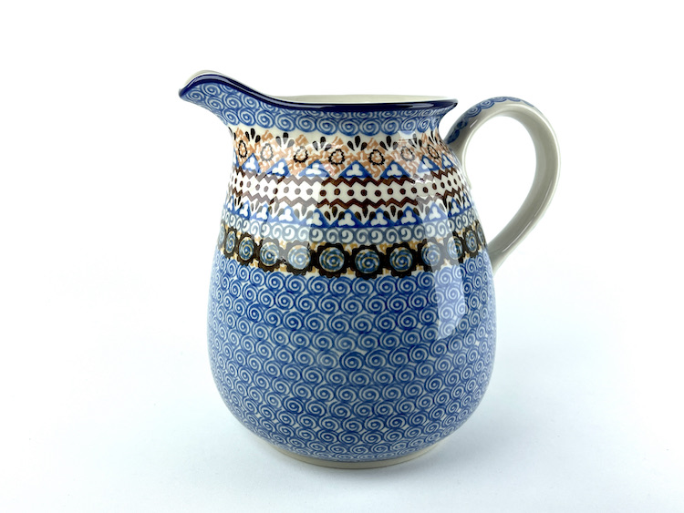 082 Bunzlau Bolle Kan 1359X - 082 (Bunzlau). 082 Bunzlau Bolle Kan 1359X Groot formaat bolle kan Water/ sap kan staat ook decoratief met een bos bloemen erin inhoud: 2 Liter.