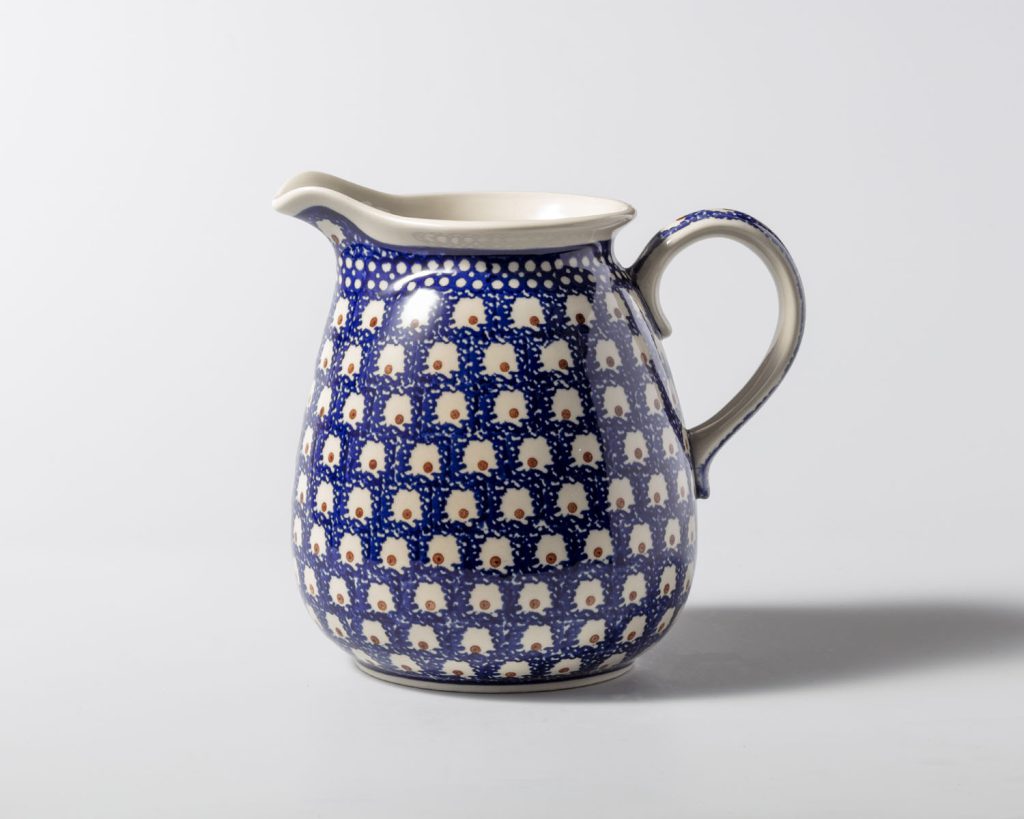 082 Bunzlau Bolle Kan 5X - 082 (Bunzlau). 082 Bunzlau Bolle Kan 5X Een van de oudste decoraties Groot formaat bolle kan Water/ sap kan staat ook decoratief met een bos bloemen erin inhoud: 2 Liter.