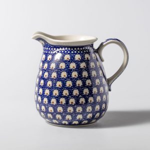 082 Bunzlau Bolle Kan 5X - 082 (Bunzlau). 082 Bunzlau Bolle Kan 5X Een van de oudste decoraties Groot formaat bolle kan Water/ sap kan staat ook decoratief met een bos bloemen erin inhoud: 2 Liter.