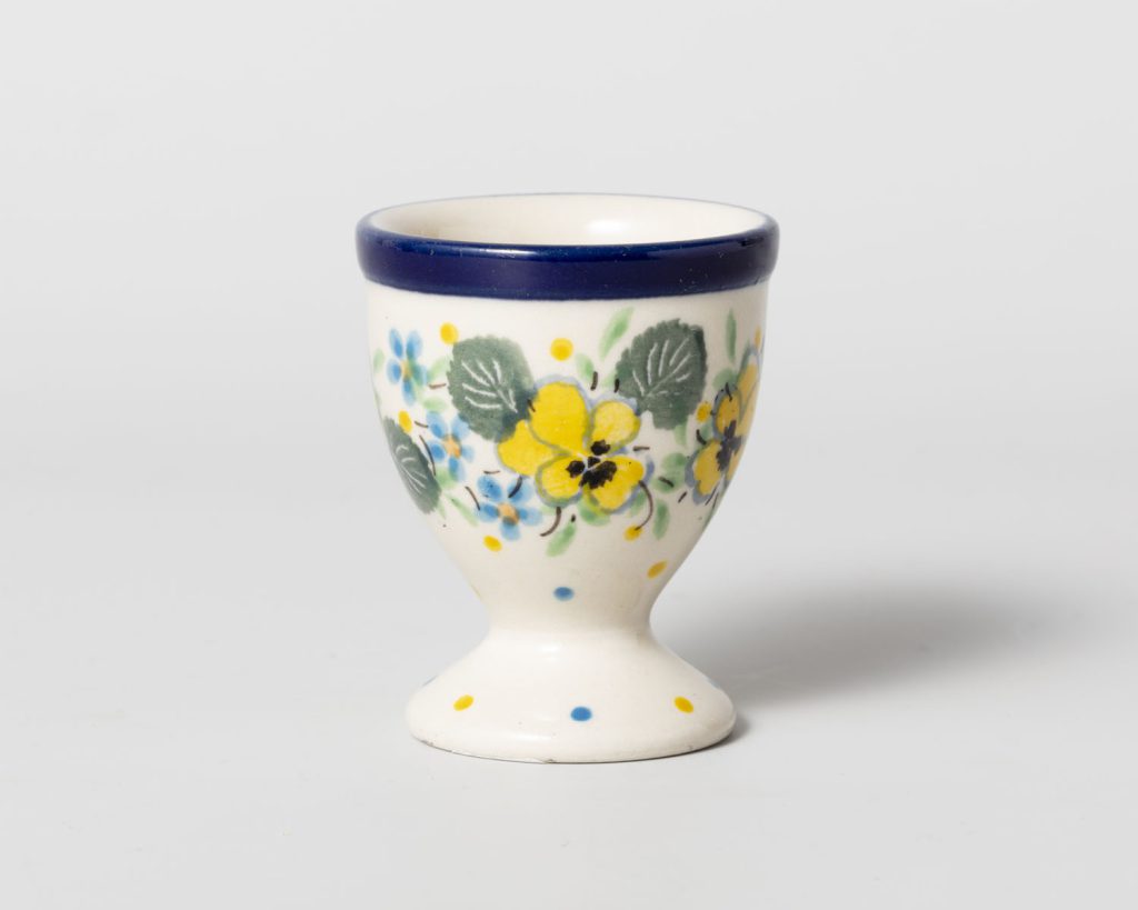 106 Bunzlau eierdop hoog XXX - 106 (Bunzlau). 106 Bunzlau eierdop hoog XXX.