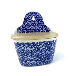 129 Bunzlau zoutpot met deksel 2396X Indigo - 129 (Bunzlau). 129 Bunzlau zoutpot met deksel 2396X Indigo Nostalgie! Staat/ hangt zo mooi in de keuken.