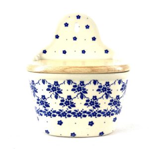 129 Bunzlau zoutpot met deksel 2606 - 129 (Bunzlau). 129 Bunzlau zoutpot met deksel 2606 Nostalgie! Staat/ hangt zo mooi in de keuken.