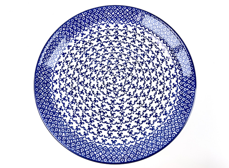 223 Bunzlau Dinerbord 778X - 223 (Bunzlau). 223 Bunzlau Dinerbord 778X Ook te gebruiken als serveerschaal Met gaatjes om evt op te hangen.