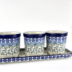 290  Bunzlau planten- cactus - kruidenpotjes op schaal 1821X - 290 (Bunzlau). 290  Bunzlau planten- cactus - kruidenpotjes op schaal 1821X schaal met drie potjes met een gaatje erin Mooie aanwinst voor in de keuken.