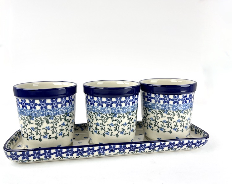 290  Bunzlau planten- cactus - kruidenpotjes op schaal 1821X - 290 (Bunzlau). 290  Bunzlau planten- cactus - kruidenpotjes op schaal 1821X schaal met drie potjes met een gaatje erin Mooie aanwinst voor in de keuken.