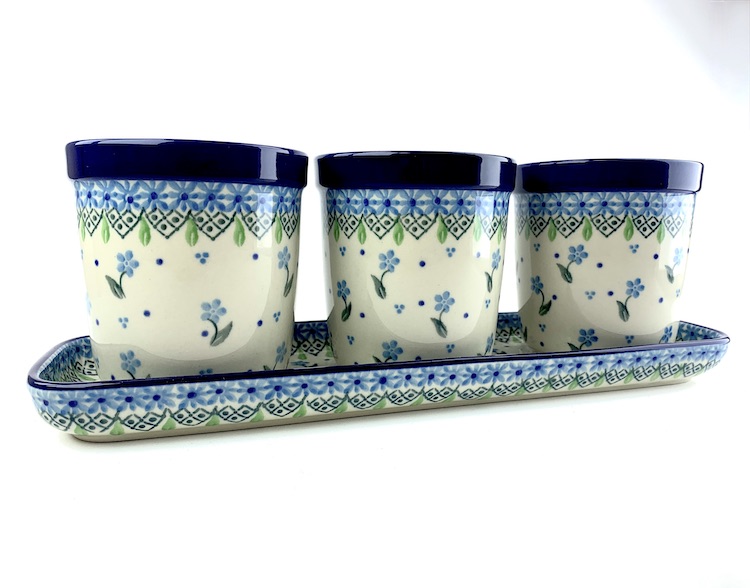 290 Bunzlau planten- cactus - kruidenpotjes op schaal 2644X - 290 (Bunzlau). 290 Bunzlau planten- cactus - kruidenpotjes op schaal 2644X schaal met drie potjes met een gaatje erin Mooie aanwinst voor in de keuken.