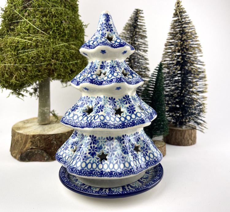 602 Bunzlau Kerstboom middel groot 20 cm 2185 - 602 (Bunzlau). 602 Bunzlau Kerstboom 20cm 2185 Sfeervol waxinelicht In de vorm van een kerstboom.