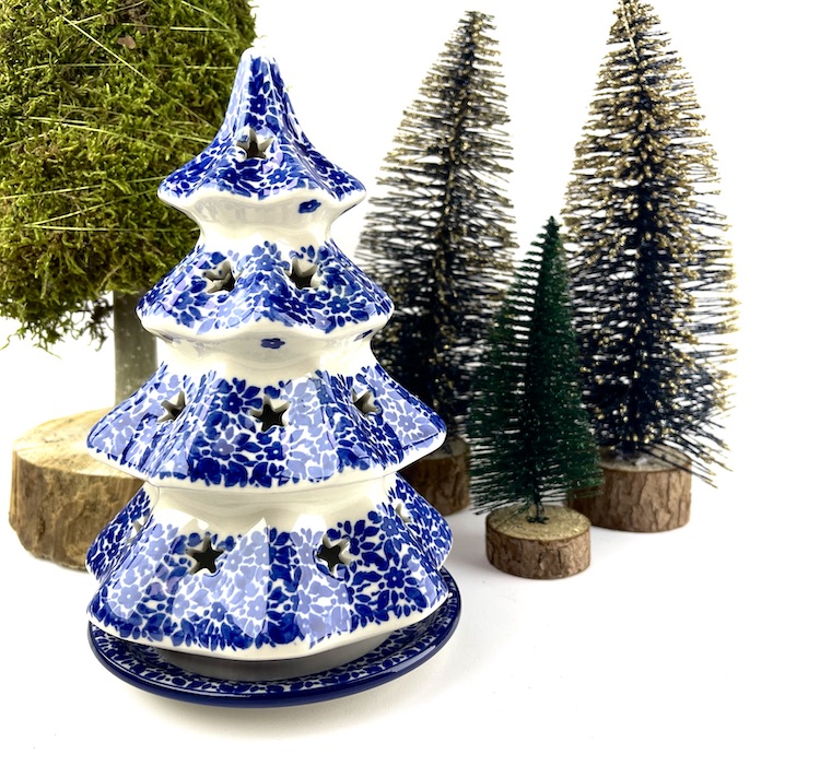 602 Bunzlau Kerstboom middel groot 20 cm 2396 Indigo - 602 (Bunzlau). 602 Bunzlau Kerstboom middel groot 20 cm 2396 Indigo Sfeervol waxinelicht In de vorm van een kerstboom.