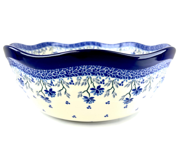 697 Bunzlau Schaal XX2 Ø29 cm - 697 (Bunzlau). 697 Bunzlau Schaal XX2  Ø29 cm  Schaal met mooie golfrand Ideale schaal voor bv een grote (maaltijd) salade ook mooi als fruitschaal.