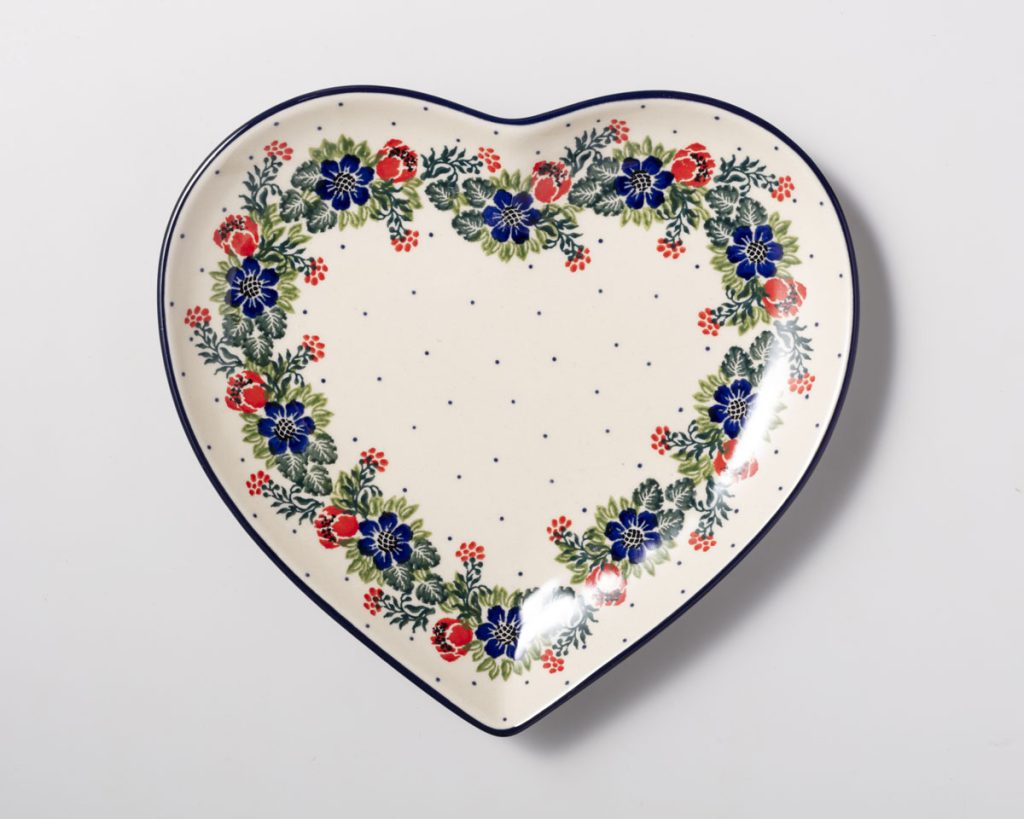 925 Bunzlau Serveerschaal Decor 1535X - 925 (Bunzlau). 925 Bunzlau Serveerschaal Decor 1535X Ø 22/23 cm Hartvormige schaal om koekjes hapjes op te serveren.