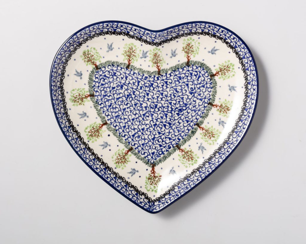 925 Bunzlau Serveerschaal Decor 1744X - 925 (Bunzlau). 925 Bunzlau ovale Serveerschaal Decor 1744X 925 Ø 22/23 cm Hartvormige schaal om koekjes hapjes op te serveren.