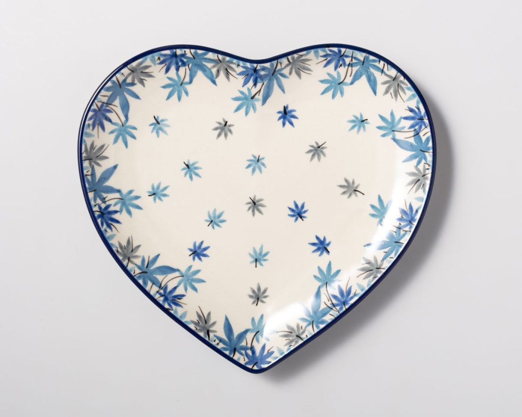 925 Bunzlau Serveerschaal Decor 2563X - 925 (Bunzlau). 925 Bunzlau ovale Serveerschaal Decor 2563X Ø 22/23 cm Hartvormige schaal om koekjes hapjes op te serveren.