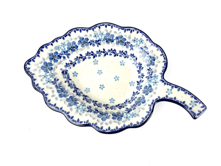 A61 Bunzlau Presenteerschaaltje 2643X - A61 (Bunzlau). A61 Bunzlau Kerstschaal presenteerschaaltje  2643X vorm blaadje Staat zo gezellig  op tafel met een lekkere bonbons