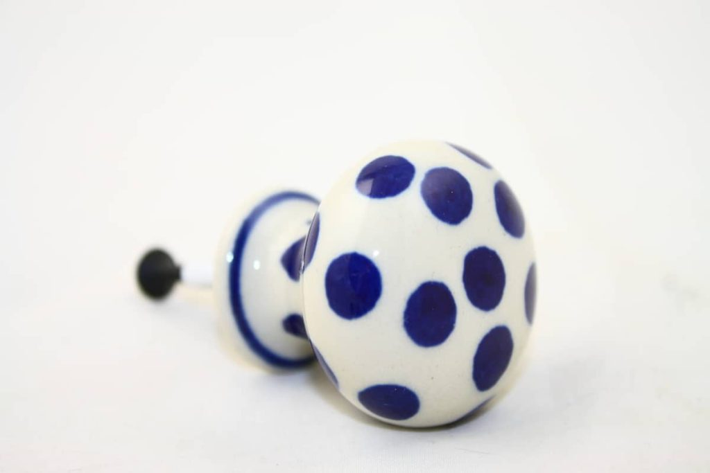 Bunzlau Kastknop Crazy Dots 61X - 441 (Bunzlau). Bunzlau kastknop Crazy Dots 61X 441 Leuk als haakje&nbsp; of meerdere knopjes om een kastje mee op te pimpen.