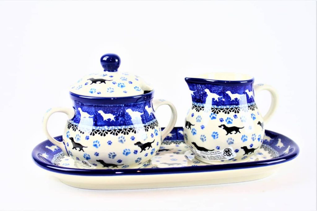 Bunzlau Roomstel Compleet Teckel 2151X - 422 (Bunzlau). Bunzlau Roomstel Compleet Teckel 2151X 422 Suikerpotje Hoogte 10 cm inhoud 200 ml Melkkannetje Hoogte 8 cm inhoud 200 ml met een schotel.