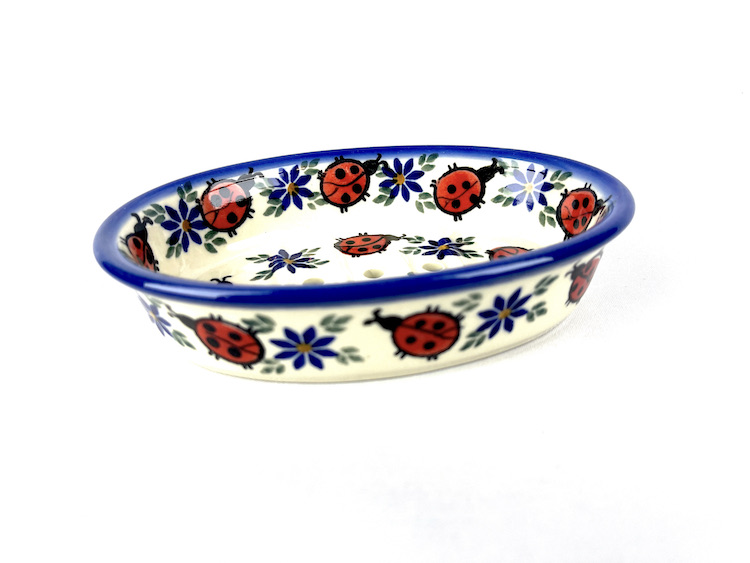 Bunzlau Zeepschaaltje 9 - Zeepbakje 9 (Bunzlau). Bunzlau Zeepschaaltje 9 Mooi ovaal zeepbakje met 3 gaatjes Fabriek: Andy.