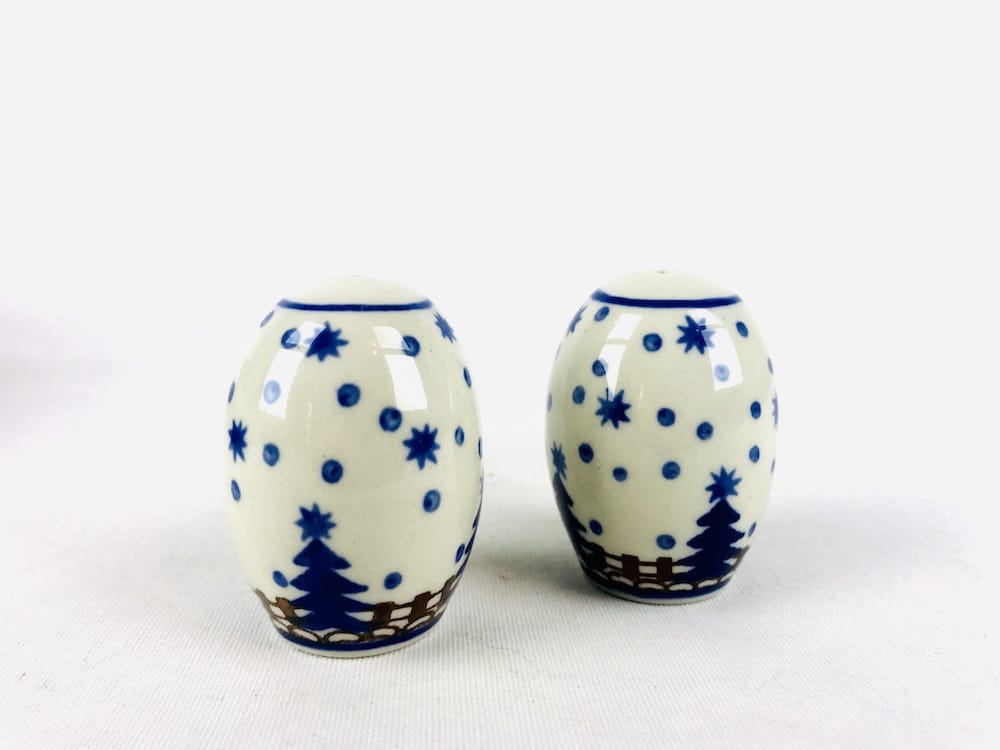 742 + 735 Bunzlau Zout en Peper Kerst - 742  (Bunzlau). 742 + 735 Bunzlau&nbsp;Zout en Peper set; twee stuks decor:339 Kerst Salt & Pepper Shaker 1 x 1 gaatje 1 x 3 gaatjes.