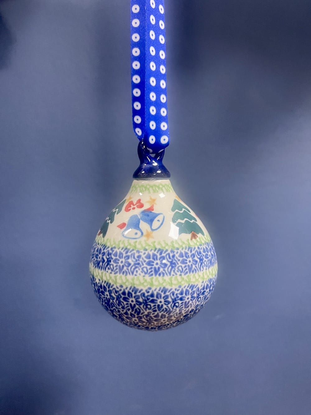 187 Bunzlau Kerstbal Druppel vorm 1756 - 187 (Bunzlau). 187 Bunzlau Kerstbal Druppel vorm 1756 Mooie decoratieve Bunzlau kerstbal .
