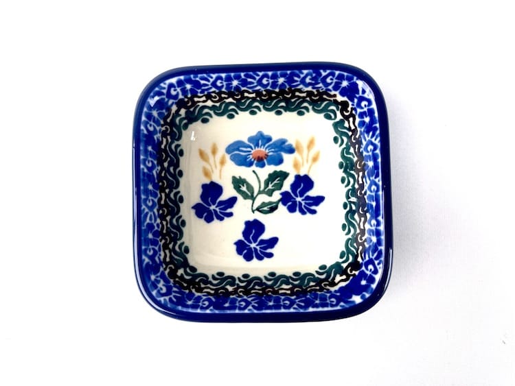 604 Bunzlau vierkant schaaltje 8 x 8 cm 1643X - 604 (Bunzlau). 604 Bunzlau vierkant schaaltje 8 x 8 cm 1643X Klein model schaaltje Voor een theezakje