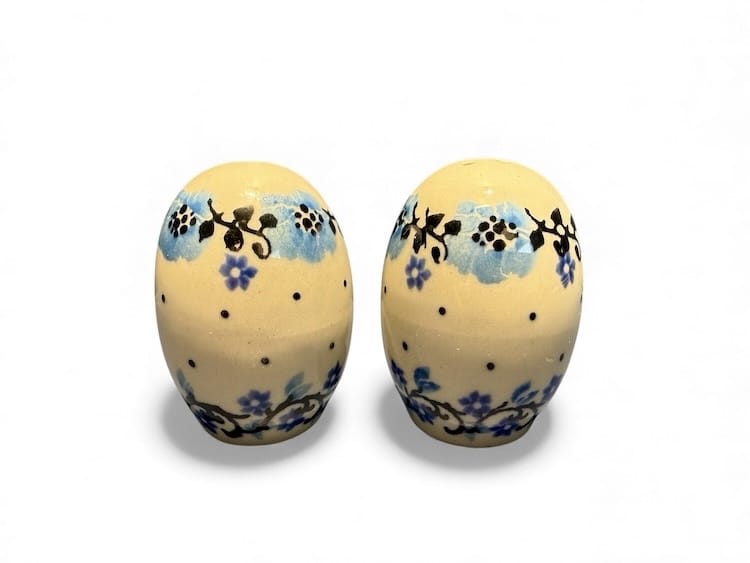 742 + 735 Bunzlau Zout en Peper 1983 - 742  (Bunzlau). 742 + 735 Bunzlau Zout en Peper set 1983 Salt & Pepper Shaker 1 x 1 gaatje 1 x 3 gaatjes.
