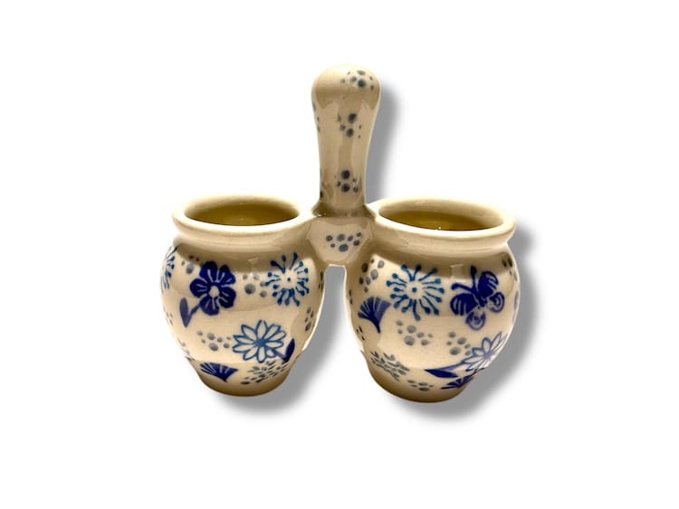 850 Bunzlau dubbel potje met handvat 2885 - 850 (Bunzlau). 850 Bunzlau dubbel potje met handvat 2885 Handig potje voor de prikkers maar ook leuk als sambal/soja potjes.