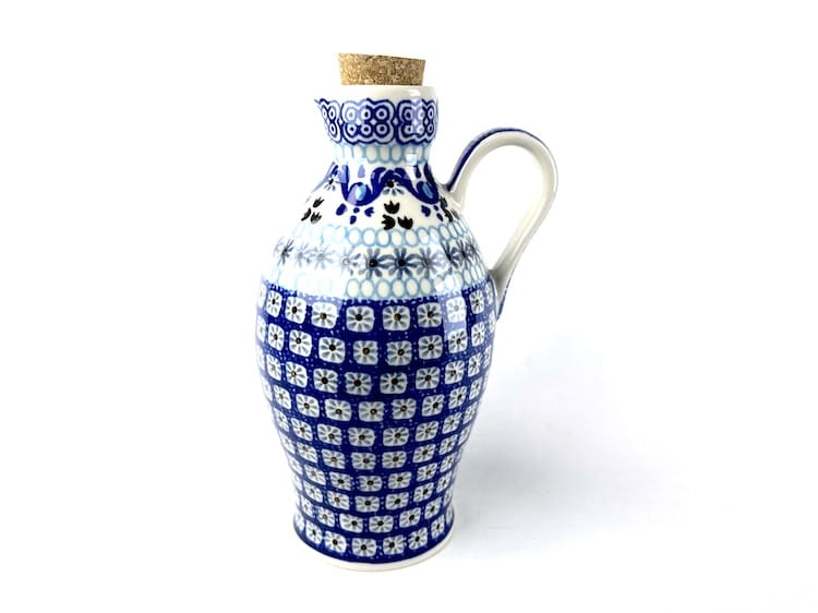 B85 Bunzlau Olieflesje 1026 - B85 (Bunzlau). B85 Bunzlau Olieflesje 1026 Leuk oliekruikje Handig voor de olie / vinaigrette Staat zo mooi op tafel.