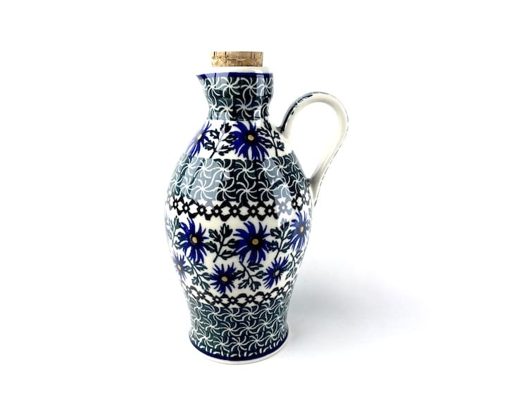 B85 Bunzlau Olieflesje 976 - B85 (Bunzlau). B85 Bunzlau Olieflesje 976 Leuk oliekruikje Handig voor de olie / vinaigrette Staat zo mooi op tafel.