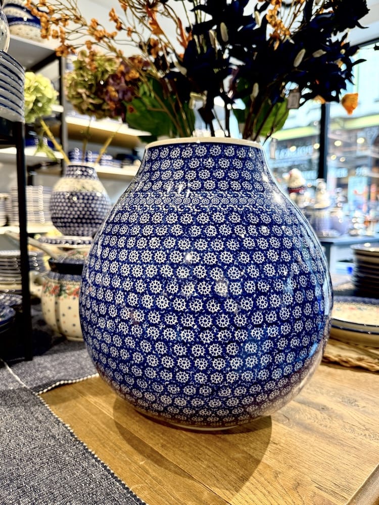 Bunzlau grote vaas 2615 - E82 (Bunzlau). Bunzlau grote vaas 2615 E82 Prachtige zeer grote bloemenvaas diameter hals 13 cm.