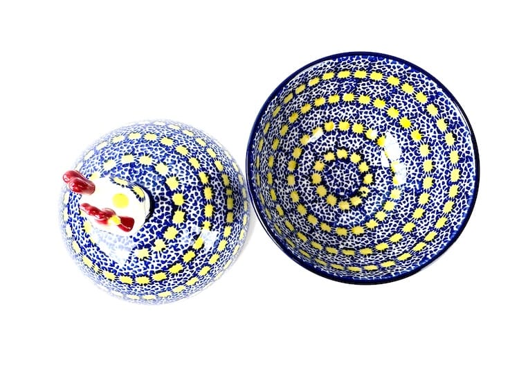 koekjes etc Met een sierlijk kipje op het deksel .